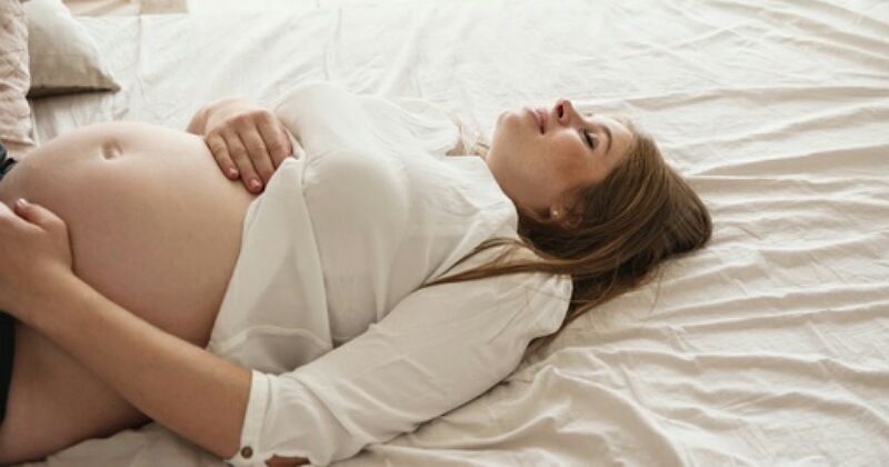 Беременность в постели. Прегнант Кристи Bed. Красивая беременность.