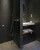 3. Desain kamar mandi serba hitam membuat minimalis gaya elegan 