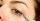 4. Pulaskan eyeshadow atas eyeliner agar lebih tahan lama