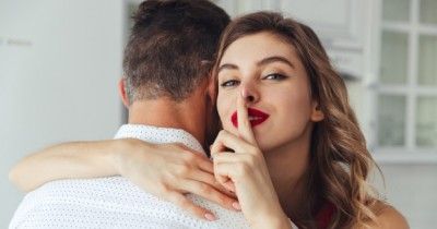 5 Tanda Pasangan Berfantasi Seksual dengan Orang Lain