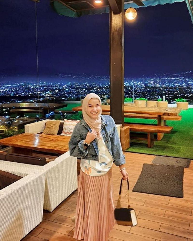 Tampil Modis 9 Outfit Fashionable ala Mommy Kece Tasya 