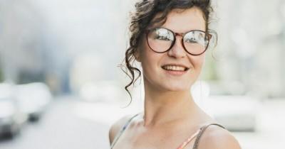 5 Bentuk Kacamata yang Cocok untuk Kamu dengan Wajah Bulat
