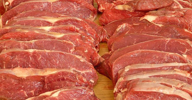 3. Daging mentah atau dimasak setengah matang