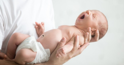 Cara Menggendong Bayi Baru Lahir Benar, Mama Harus Tahu