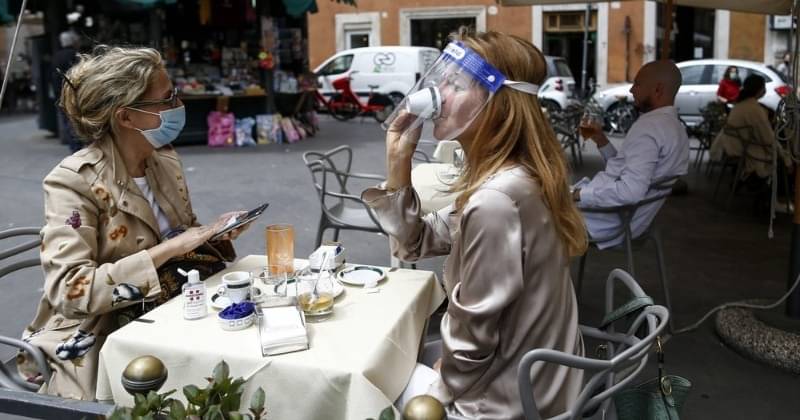 Tips Makan di Restoran saat New Normal, pilih Duduk di Luar ...