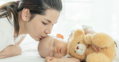 Mana yang Lebih Baik untuk Bayi, Tidur Pakai Bantal atau Tidak?