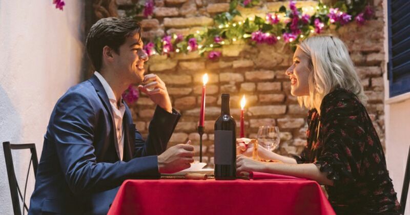 5. Makan malam romantis bisa dapat dilakukan sambil memulihkan tenagaÂ 