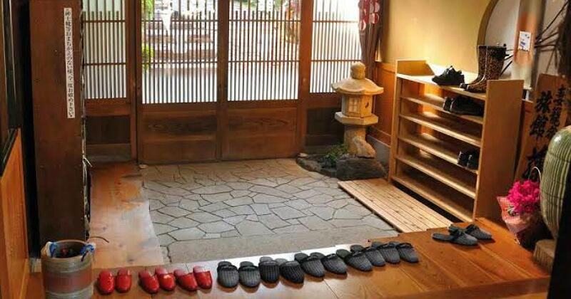 5. Membiarkan tumpukan barang