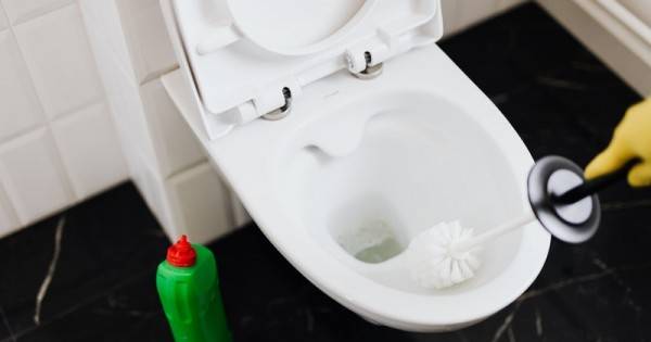 6 Cara Membersihkan Kamar Mandi Popmama Com<script async src=