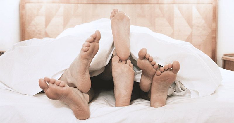 1. Memiliki fantasi seks threesome bersama dua laki-laki sekaligus