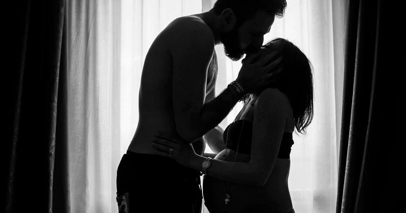 1. Posisi 'Reverse Cowgirl' biar Mama tampak seksi dari belakang