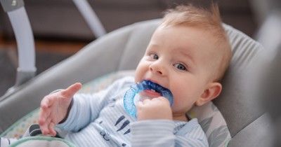 8 Cara Membantu Bayi yang Susah Tidur saat Tumbuh Gigi