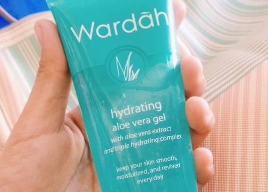 1. Wardah Hydrating Aloe Vera Gel