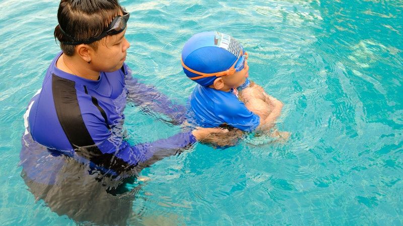 3. Tips menjaga anak balita aman selama berenang