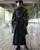 5. Tampilan serba hitam super edgy
