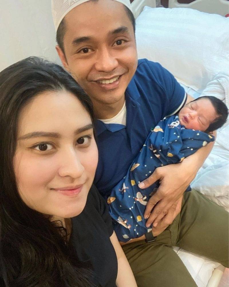 1. Angbeen Rishi, istri Adly Fayruz