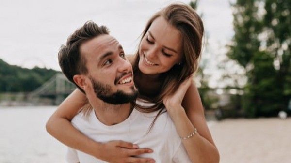 8 Cara Menjadi Pasangan yang Lebih Baik di Tahun Ini