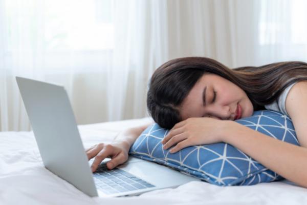 Bahaya Bekerja di Atas Kasur Bagi Kesehatan Tubuh | Popmama.com