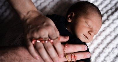 185 Referensi Nama Bayi Laki-Laki Kristen Inisial A-M, Penuh Doa Baik