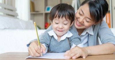 5 Hal Harus Dihindari Orangtua saat Anak Belajar Menulis