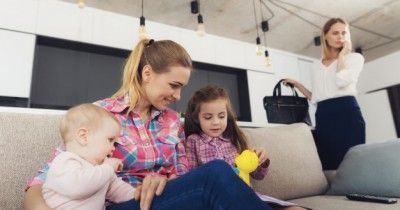 Buat 5 Kesepakatan Antar Mama Babysitter Baru Rawat si Kecil