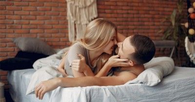 8 Cara Berciuman Bibir Romantis Lebih Mesra Suami