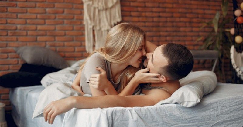 8 Cara Ciuman Bibir yang Romantis dan Mesra dengan Pasangan | Popmama.com