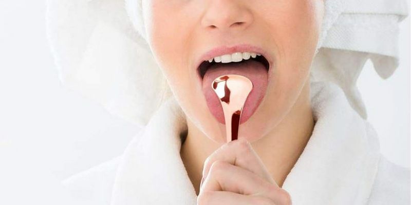 1. Menggunakan tongue cleaner pagi malam hari
