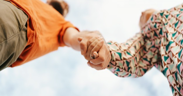 7 Cara Pegangan Tangan Ini Bisa Ungkap Kepribadian Pasangan Popmama Com