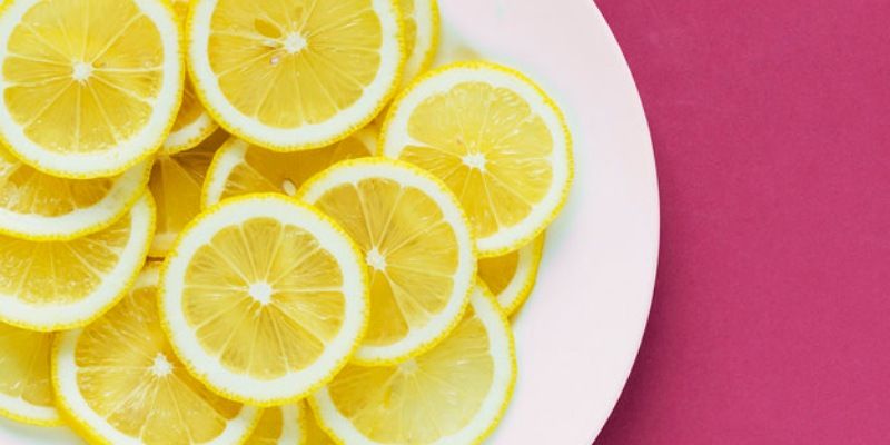 4. Gunakan lemon baking soda hilangkan lapisan putih lidah