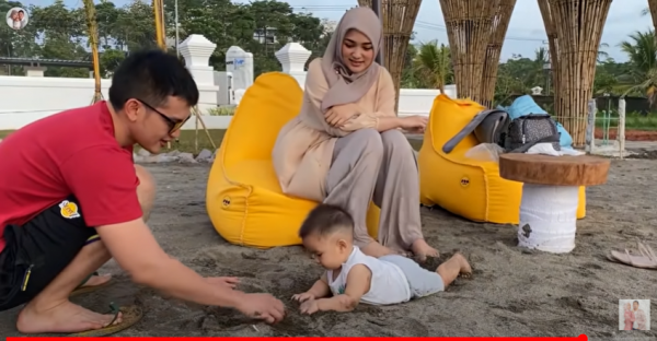 Potret Harmonis Citra Kirana Dan Rezky Ajak Athar Ke Pantai Popmama Com