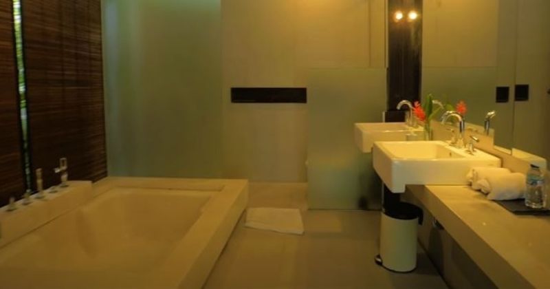 6. Lengkap bathtub, kamar mandi villa Rossa juga mewah