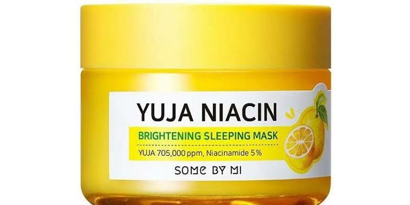5. Yuja Niacin Brightening Sleeping Mask berperan sebagai pelembab