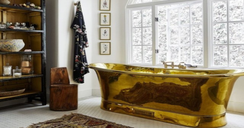 7. Kamar mandi bathtub emas