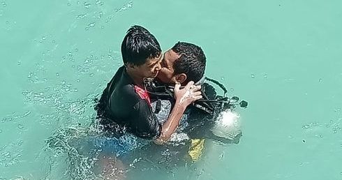 3. Setelah 20 menit menyelam, Aipda Joel berhasil menemukan Leonard dalam keadaan hidup