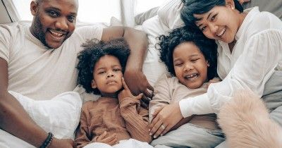 7 Kesulitan Anak Bungsu Orangtua Harus Tahu