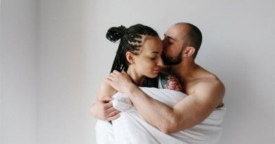 5 Cara Menggoda Pasangan Kalimat Nakal saat Berhubungan Seks