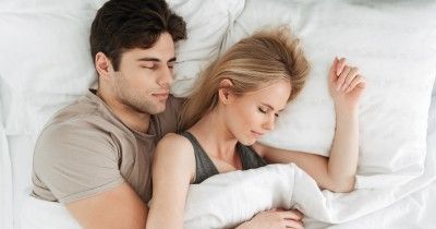 5 Makna Posisi Tidur Pasangan yang Jarang Diketahui