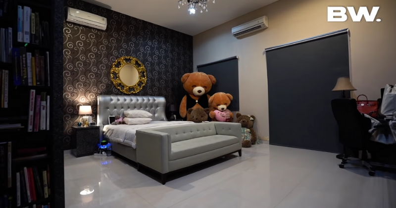 4. Kamar tidur moderen banyak boneka