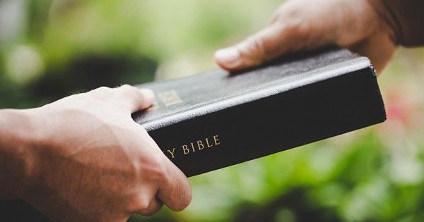 50 Ayat Alkitab tentang Keluarga untuk Renungan Bersama  Popmama.com
