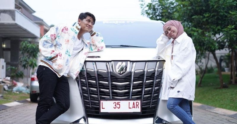 1. Diberi hadiah Alphard putih mewah