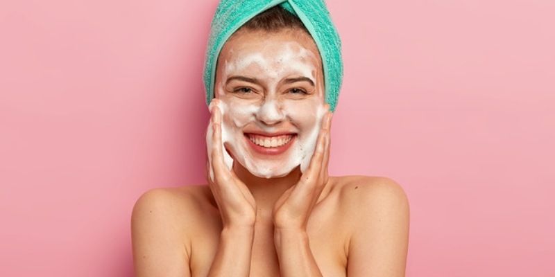 7. Mitos Lebih sering mencuci muka dapat membantu menghilangkan jerawat