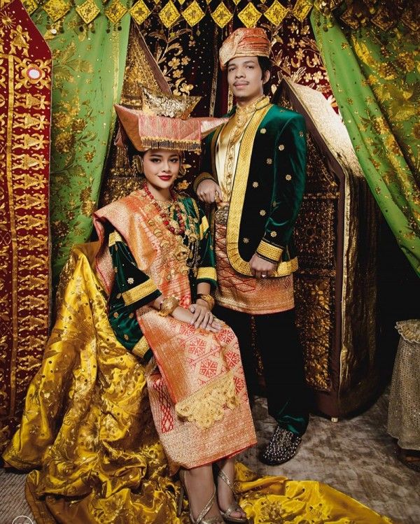 10 Pasangan Artis Ini Foto Pre-Wedding dengan Adat Minang | Popmama.com