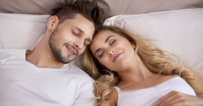 5 Manfaat Tidur Jam Sama Pasangan Suami Istri