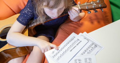 5 Cara Tepat Mendukung Anak Menunjukkan Bakat Musik