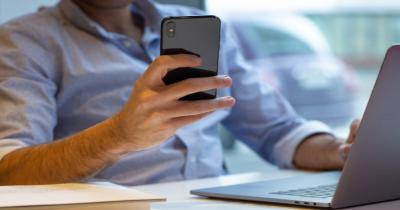 5 Tanda Pasangan Kamu Selingkuh secara Virtual, Awas Bisa Bahaya