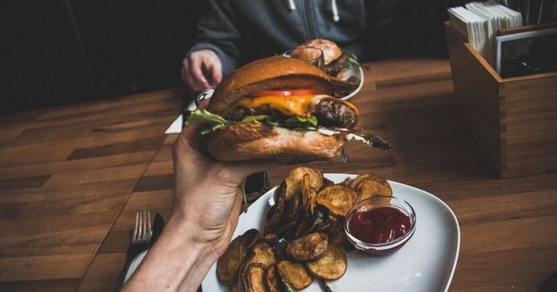 3. Hamburger pertama kali menjadi populer AS tahun 1904.