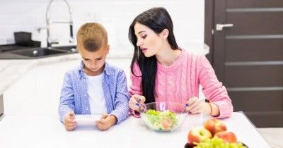 7 Dampak Buruk Ketika Anak Menggunakan Ponsel saat Makan