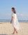 6. Tampil casual white dress saat ke pantai