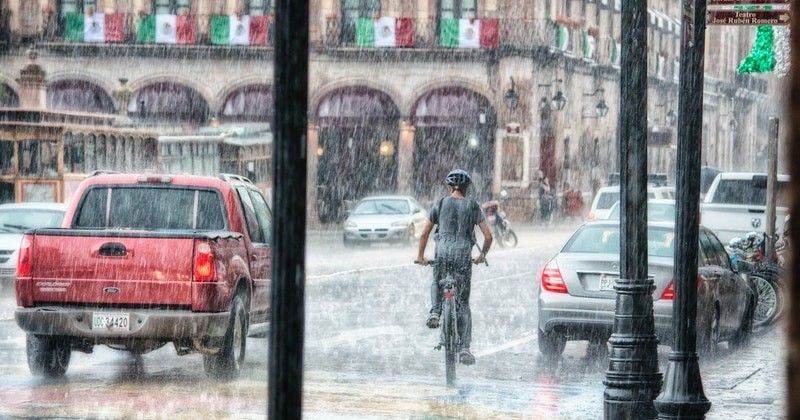 10 Hal yang Harus Diperhatikan saat Membawa Mobil Ketika Hujan